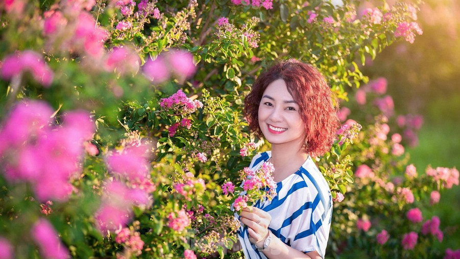 Các bạn trẻ thích thú chụp ảnh lưu niệm cùng hoa tường vi. Các bạn trẻ thích thú chụp ảnh lưu niệm cùng hoa tường vi.