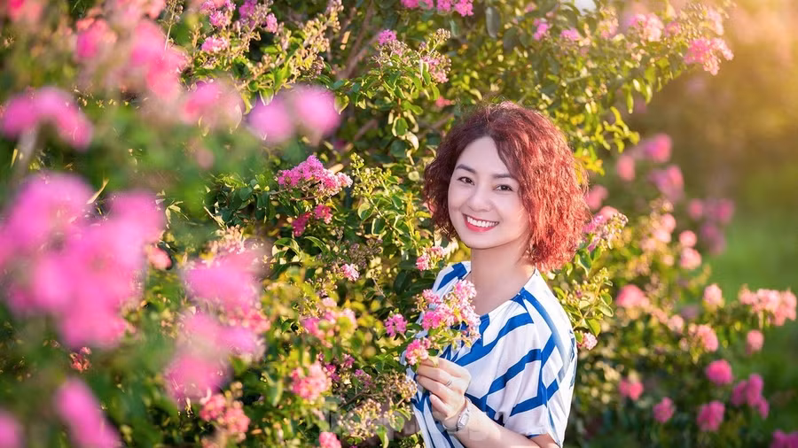 Các bạn trẻ thích thú chụp ảnh lưu niệm cùng hoa tường vi.