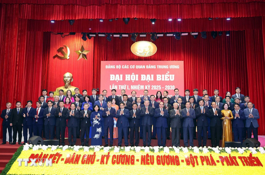 Tổng Bí thư Tô Lâm, các đồng chí lãnh đạo, nguyên lãnh đạo Đảng, Nhà nước và các đại biểu dự Đại hội. Ảnh: Thống Nhất/TTXVN Tổng Bí thư Tô Lâm, các đồng chí lãnh đạo, nguyên lãnh đạo Đảng, Nhà nước và các đại biểu dự Đại hội. (Ảnh: Thống Nhất/TTXVN)