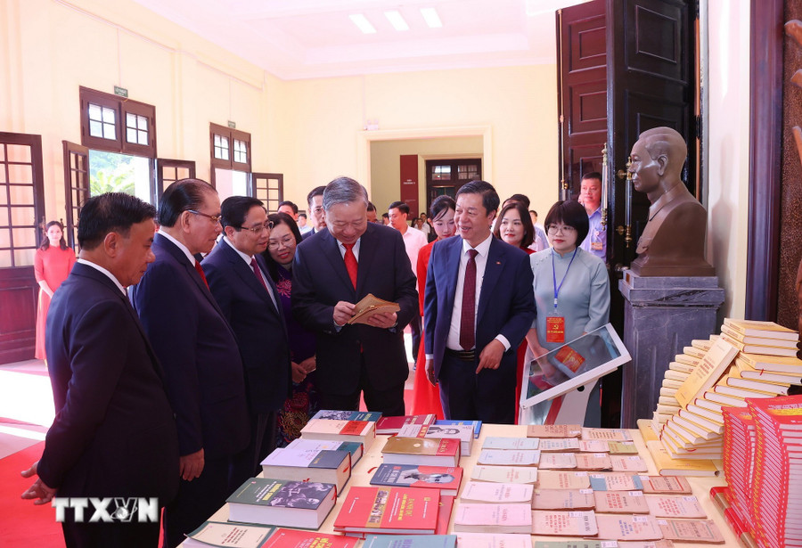 Tổng Bí thư Tô Lâm và các đại biểu tham quan khu trưng bày sách tại Đại hội. Ảnh: Văn Điệp/TTXVN Tổng Bí thư Tô Lâm và các đại biểu tham quan khu trưng bày sách tại Đại hội. (Ảnh: Văn Điệp/TTXVN)