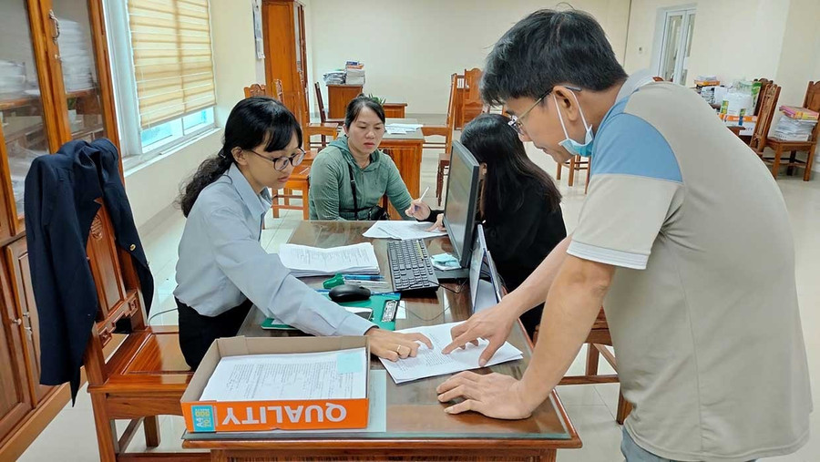 Nhiều hộ kinh doanh và doanh nghiệp đến cơ quan thuế bổ sung thông tin về tình hình hoạt động kinh doanh. Ảnh T.Sỹ Nhiều hộ kinh doanh và doanh nghiệp đến cơ quan thuế bổ sung thông tin về tình hình hoạt động kinh doanh.