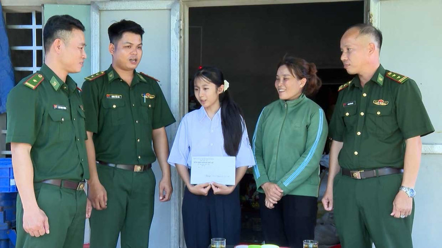 Cán bộ, chiến sĩ Đồn Biên phòng Mỹ An trao quà cho en Trần Thị Ánh Nguyệt (học sinh lớp 9, Trường THCS Mỹ Thọ, xã Phù Mỹ Đông). Ảnh: H.L don-bien-phong-my-an-bg5them.jpg