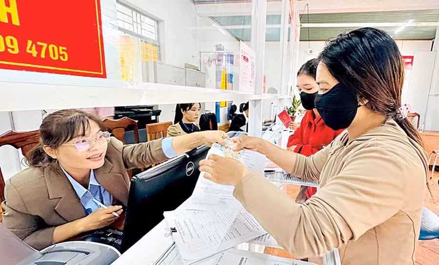 Người dân đến giải quyết thủ tục hành chính tại Trung tâm Phục vụ hành chính công xã Ia Dơk.