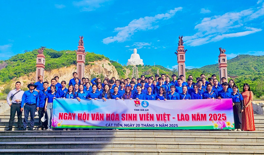 Sinh viên Việt - Lào tham quan Thiền viện Thiên Hưng (xã Cát Tiến). Ảnh: M.N Sinh viên Việt - Lào tham quan Thiền viện Thiên Hưng (xã Cát Tiến).