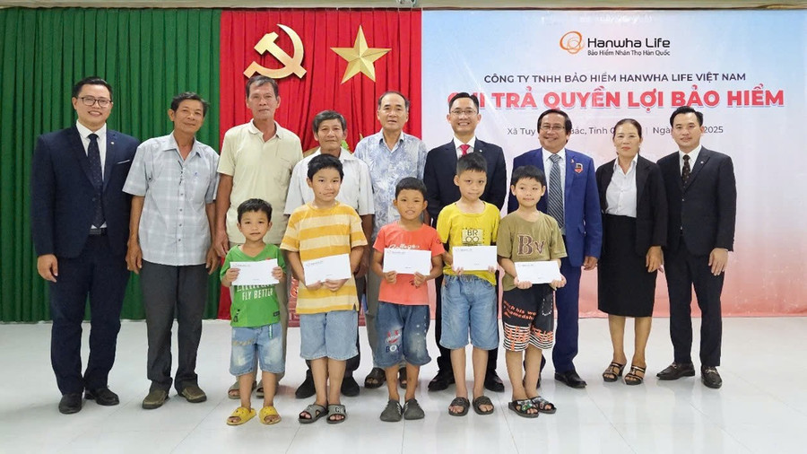 Đại diện Hanwha Life Việt Nam trao quà khuyến học cho các em học sinh tại xã Tuy Phước Bắc, tỉnh Gia Lai. Đại diện Hanwha Life Việt Nam trao quà khuyến học cho các em học sinh tại xã Tuy Phước Bắc, tỉnh Gia Lai.
