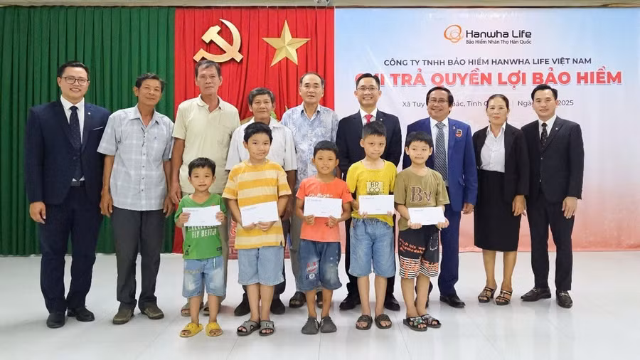 Đại diện Hanwha Life Việt Nam trao quà khuyến học cho các em học sinh tại xã Tuy Phước Bắc, tỉnh Gia Lai.