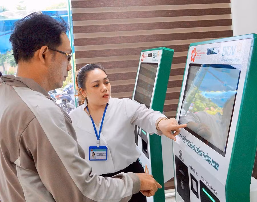 Hỗ trợ người dân thực hiện các bước tại KIOS TTHC thông minh tại Trung tâm Phục vụ hành chính công tỉnh.