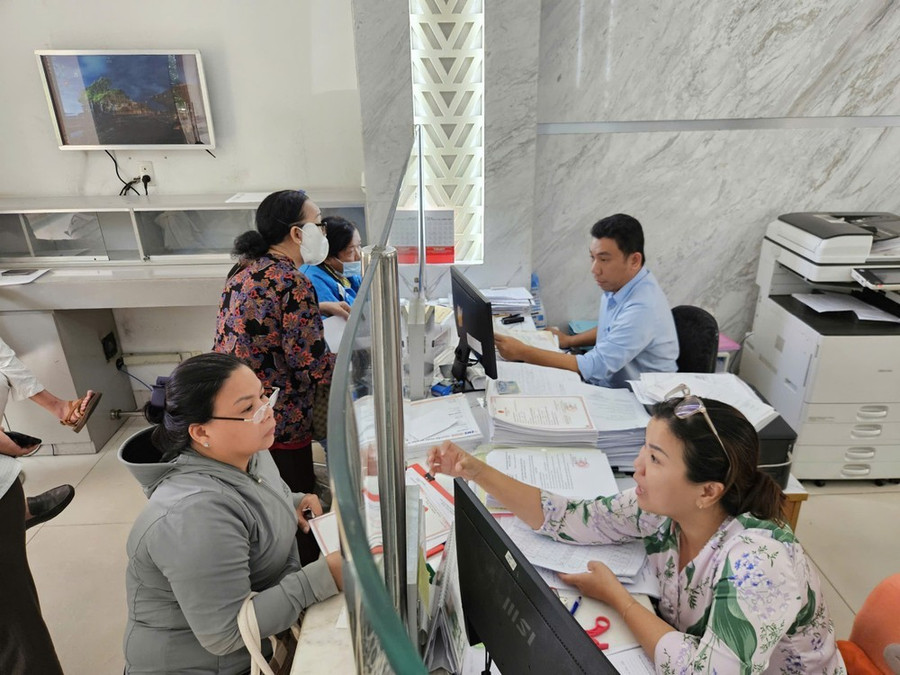 Công chức phường Sài Gòn, TPHCM giải quyết hồ sơ cho người dân. Ảnh minh họa Công chức phường Sài Gòn, TPHCM giải quyết hồ sơ cho người dân. Ảnh minh họa