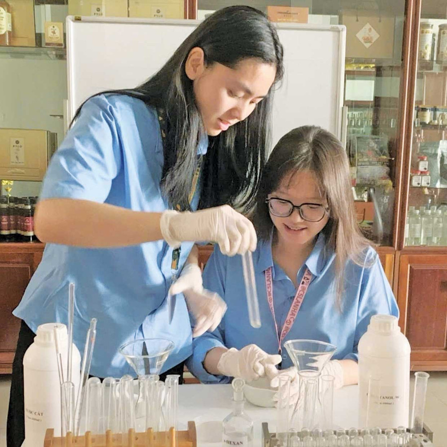 Nhóm học sinh Trường Trung học phổ thông chuyên Hùng Vương (phường Diên Hồng) tâm huyết với dự án. Ảnh: NVCC Nhóm học sinh Trường Trung học phổ thông chuyên Hùng Vương (phường Diên Hồng) tâm huyết với dự án