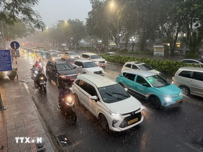 (Ảnh: An Đăng/TTXVN) Đêm 25/9 và sáng sớm 26/9, khu vực từ Hà Tĩnh đến Đà Nẵng và cao nguyên Trung Bộ có mưa rào và dông rải rác, cục bộ có nơi mưa to đến rất to.