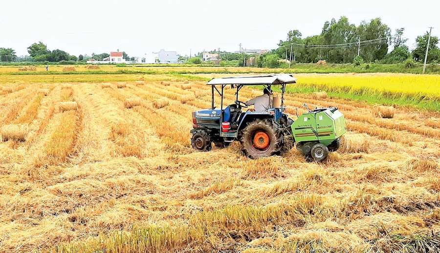 Vụ Đông Xuân 2013 - 2014, HTX nông nghiệp Phước Hưng tiên phong thực hiện dịch vụ cuốn rơm rạ bằng phương tiện cơ giới, góp phần nâng cao giá trị phụ phẩm từ cây lúa. Ảnh: C.L Vụ Đông Xuân 2013 - 2014, Hợp tác xã nông nghiệp Phước Hưng tiên phong thực hiện dịch vụ cuốn rơm rạ bằng phương tiện cơ giới, góp phần nâng cao giá trị phụ phẩm từ cây lúa.