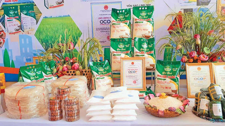 Sản phẩm “Gạo quê Phước Hưng” được trưng bày tại điểm giới thiệu và kết nối tiêu thụ nông sản, thực phẩm OCOP. Ảnh: C.L Sản phẩm “Gạo quê Phước Hưng” của Hợp tác xã nông nghiệp Phước Hưng được trưng bày tại điểm giới thiệu và kết nối tiêu thụ nông sản, thực phẩm OCOP.