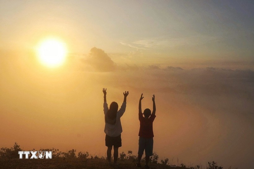 Đón bình minh ở cao nguyên Đồng Cao. (Ảnh: Danh Lam/TTXVN) Đón bình minh ở cao nguyên Đồng Cao. (Ảnh: Danh Lam/TTXVN)