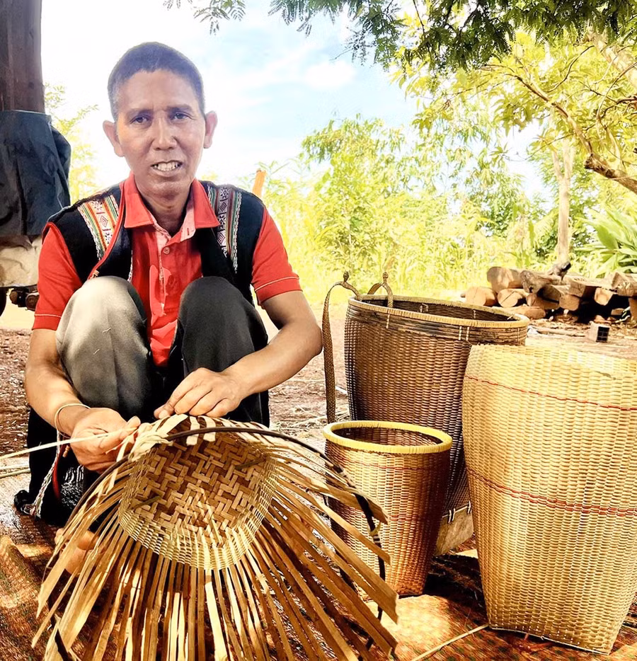 Ông Kpă Mua đan gùi.
