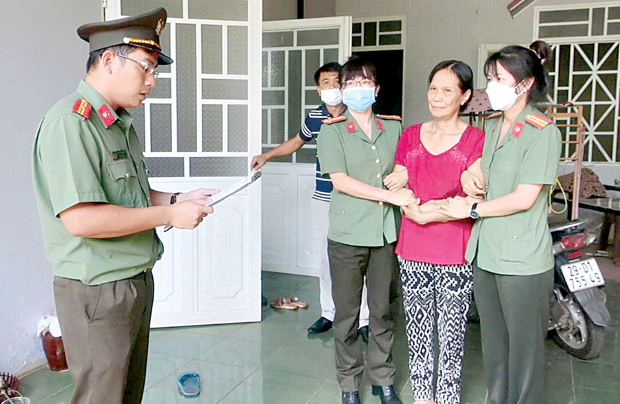Cán bộ Phòng An ninh điều tra đọc lệnh bắt giữ đối tượng Phan Thị Thảo tham gia tổ chức phản động “Chính phủ quốc gia Việt Nam lâm thời”. Ảnh: ĐVCC Cán bộ Phòng An ninh điều tra đọc lệnh bắt giữ đối tượng Phan Thị Thảo tham gia tổ chức phản động “Chính phủ quốc gia Việt Nam lâm thời”. Ảnh: ĐVCC