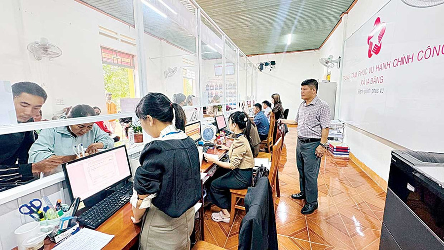 Trung tâm Phục vụ hành chính công xã Ia Băng xây dựng bộ quy tắc ứng xử dành cho cán bộ, công chức để nâng cao chất lượng phục vụ người dân và doanh nghiệp. Ảnh: Đinh Yến Trung tâm Phục vụ hành chính công xã Ia Băng xây dựng bộ quy tắc ứng xử dành cho cán bộ, công chức để nâng cao chất lượng phục vụ người dân và doanh nghiệp.