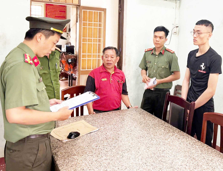 Phòng An ninh điều tra thi hành lệnh bắt đối tượng Lê Khánh Hoàng có hành vi tổ chức, môi giới cho người khác trốn đi nước ngoài. Ảnh: ĐVCC Phòng An ninh điều tra thi hành lệnh bắt đối tượng Lê Khánh Hoàng có hành vi tổ chức, môi giới cho người khác trốn đi nước ngoài. Ảnh: ĐVCC