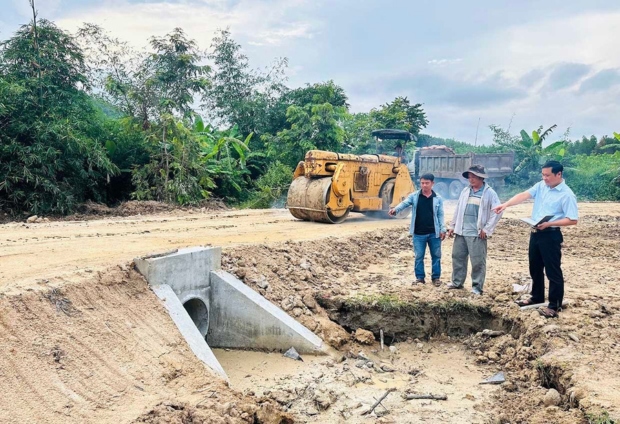 Năm 2025, UBND xã Vân Canh đầu tư mới tuyến đường vào khu sản xuất từ làng Canh Thành - Suối Ke. Ảnh: D.Đ Năm 2025, UBND xã Vân Canh đầu tư mới tuyến đường vào khu sản xuất từ làng Canh Thành - Suối Ke. Ảnh: D.Đ