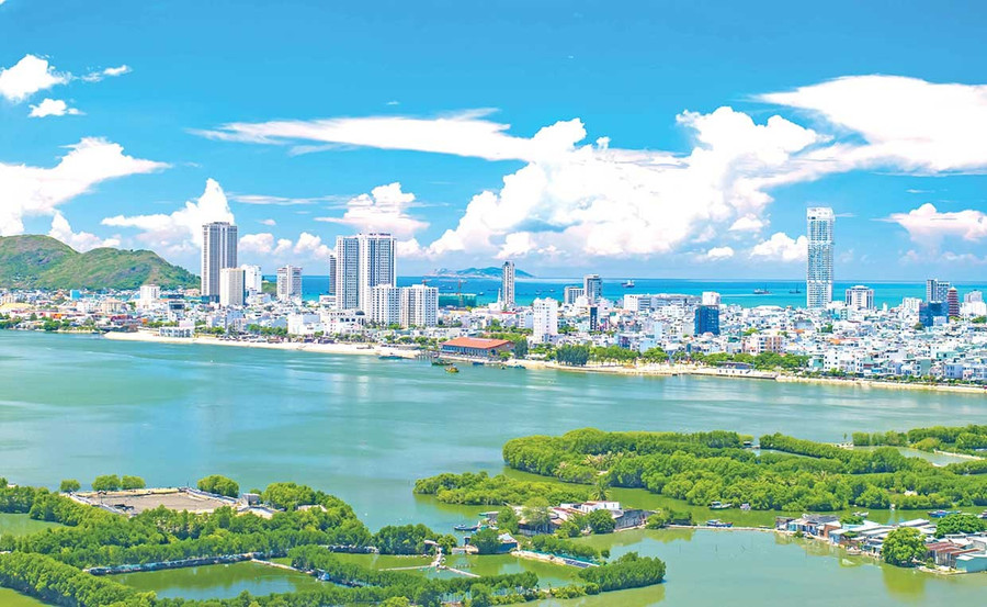 ក្នុងអំឡុងឆ្នាំ ២០២០ - ២០២៥ ចលនាត្រាប់តាមស្នេហាជាតិបានក្លាយជាកម្លាំងចលករដ៏សំខាន់ដើម្បីជួយខេត្តសម្រេចបានសមិទ្ធផលជាច្រើនលើគ្រប់វិស័យ។ នៅក្នុងរូបថត៖ ជ្រុងមួយនៃ Quy Nhon ដែលមើលឃើញពីខាងលើ។ រូបថត៖ Dung Nhan Một góc Quy Nhơn nhìn từ trên cao.