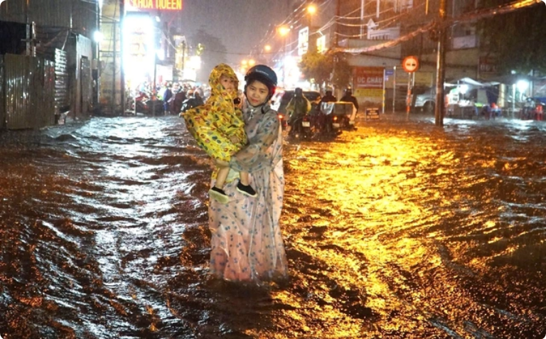 TP.HCM ngập nặng vì mưa lớn do ảnh hưởng bão số 8. Ảnh: Phạm Hữu TP.HCM ngập nặng vì mưa lớn do ảnh hưởng bão số 8. Ảnh: Phạm Hữu