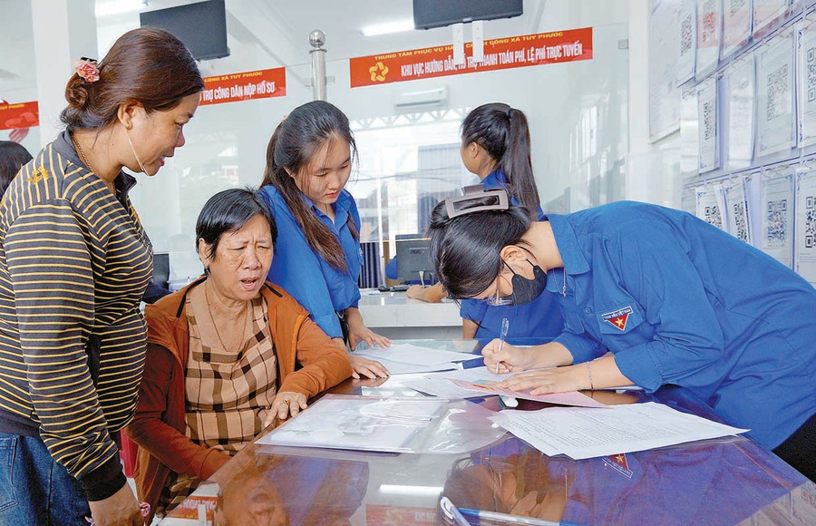 Người dân được đoàn viên thanh niên hỗ trợ thực hiện thủ tục hành chính tại trung tâm phục vụ hành chính công xã, phường. Ảnh: An Khang Người dân được đoàn viên thanh niên hỗ trợ thực hiện thủ tục hành chính tại trung tâm phục vụ hành chính công xã, phường.