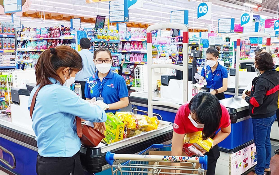 Việc các ngân hàng đẩy mạnh tín dụng tiêu dùng góp phần kích cầu tiêu dùng, thúc đẩy sản xuất kinh doanh và tạo đà tăng trưởng kinh tế. Ảnh: T.Sỹ Việc các ngân hàng đẩy mạnh tín dụng tiêu dùng góp phần kích cầu tiêu dùng, thúc đẩy sản xuất kinh doanh và tạo đà tăng trưởng kinh tế. Ảnh: T.Sỹ