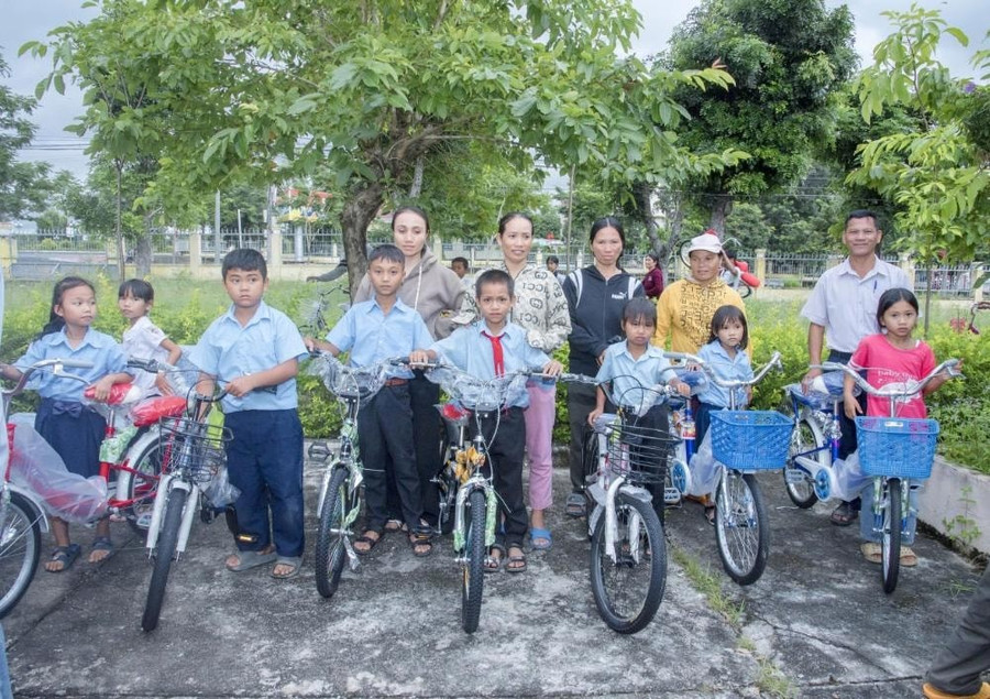 Các em học sinh có hoàn cảnh khó khăn nhận xe đạp hoc-sinh-7.jpg