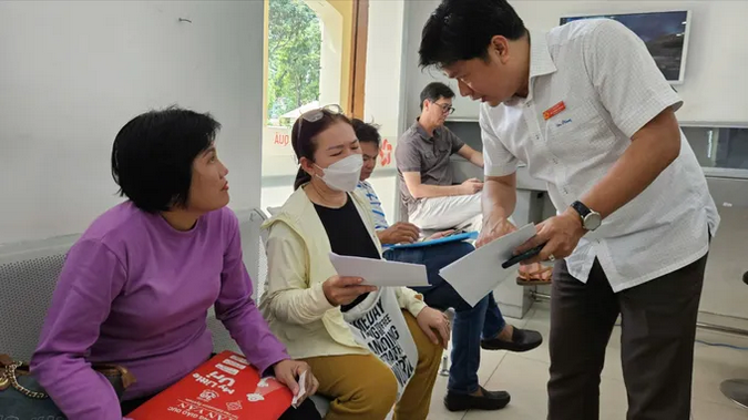 Công chức TPHCM hướng dẫn giải quyết hồ sơ cho người dân. Ảnh minh họa Công chức TPHCM hướng dẫn giải quyết hồ sơ cho người dân. Ảnh minh họa