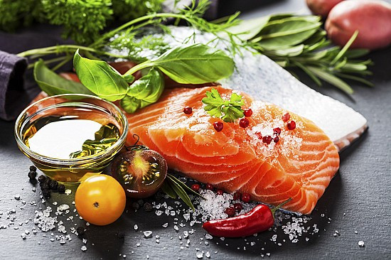 Dầu ô liu và cá là những thực phẩm nổi bật trong chế độ ăn Địa Trung Hải. Dầu ô liu và cá là những thực phẩm nổi bật trong chế độ ăn Địa Trung Hải.