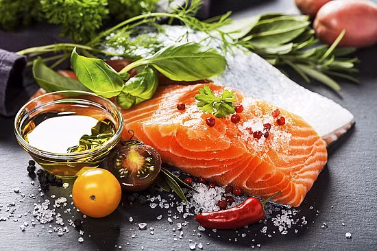 Dầu ô liu và cá là những thực phẩm nổi bật trong chế độ ăn Địa Trung Hải.