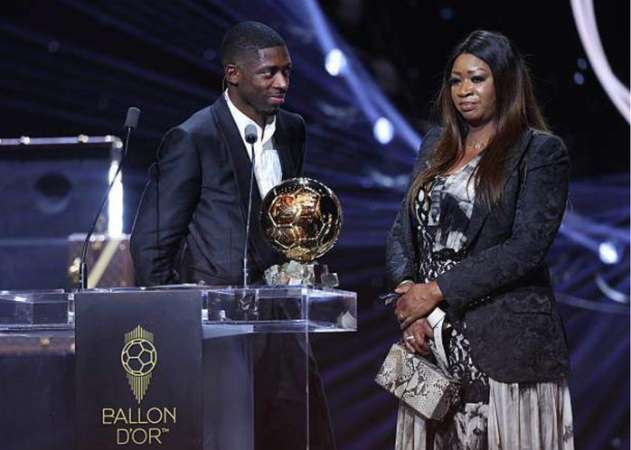 Dembele và mẹ tại gala trao giải Dembele và mẹ tại gala trao giải