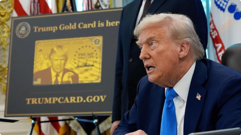 Tổng thống Mỹ Donald Trump bên hình ảnh "Thẻ Vàng Trump" khi công bố về phí thường niên mới đối với thị thực H-1B và các loại thị thực mới Thẻ Vàng Trump", "thẻ Bạch kim Trump" Tổng thống Mỹ Donald Trump bên hình ảnh 'Thẻ Vàng Trump'.