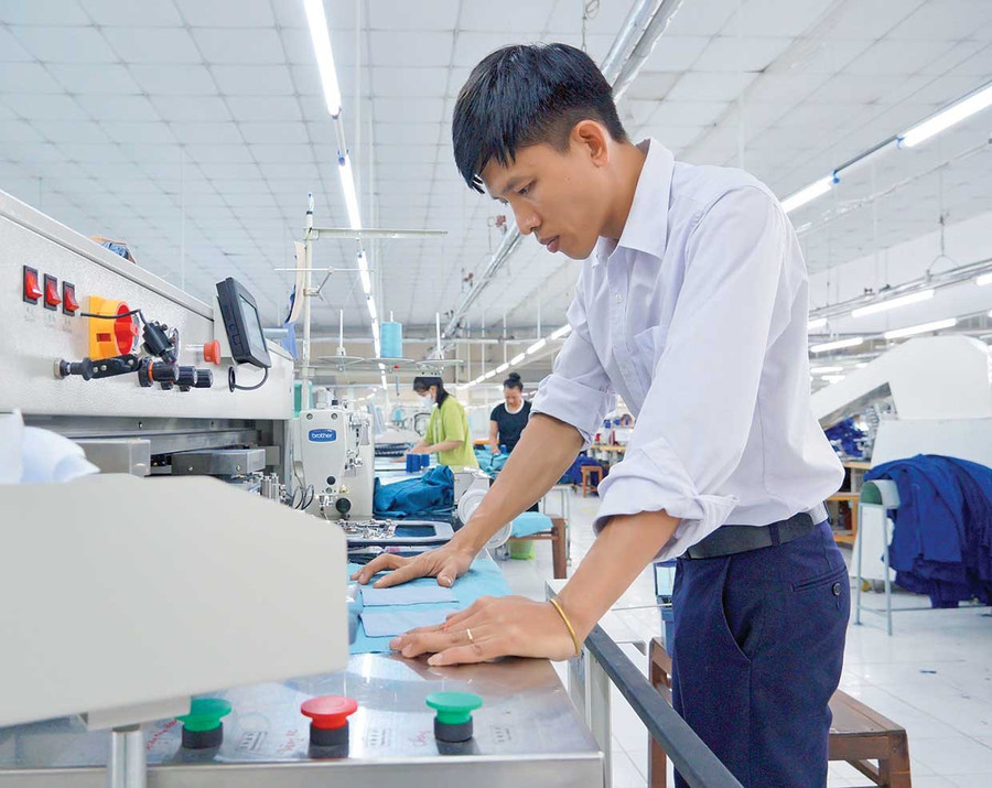 Anh Tạ Trọng Thế-Công ty Cổ phần May An Nhơn có nhiều thành tích trong phong trào thi đua lao động sáng tạo. Ảnh: Nguyễn Muội Anh Tạ Trọng Thế, Công ty Cổ phần May An Nhơn, có nhiều thành tích trong phong trào thi đua lao động sáng tạo. Ảnh: Nguyễn Muội