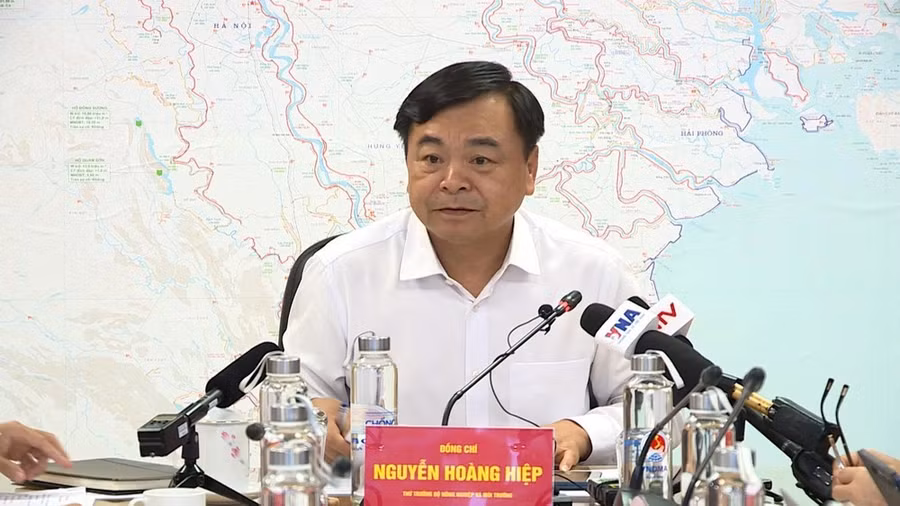 Thứ trưởng Bộ Nông nghiệp và Môi trường Nguyễn Hoàng Hiệp chủ trì cuộc họp ứng phó siêu bão, chiều 22-9. Ảnh: ĐỨC HIẾN