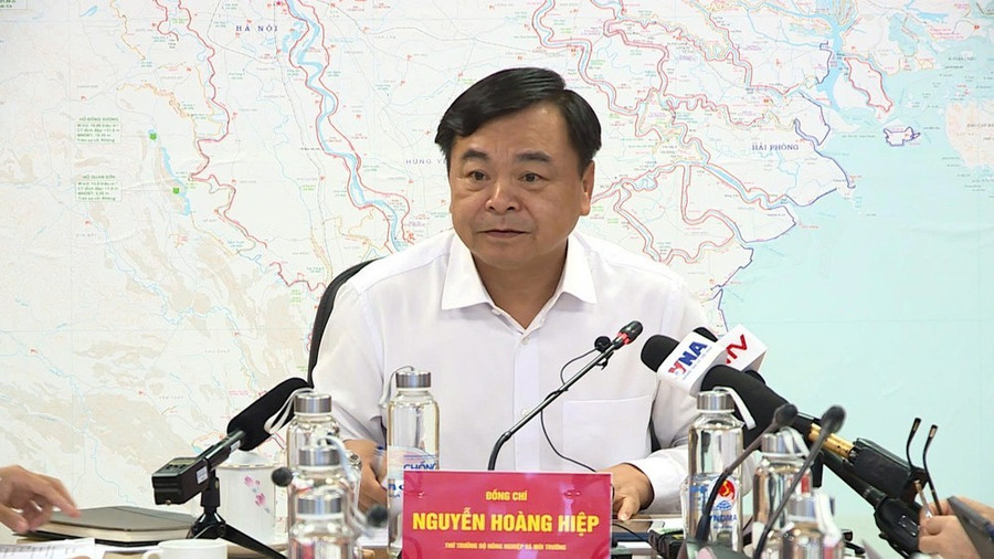 Thứ trưởng Bộ Nông nghiệp và Môi trường Nguyễn Hoàng Hiệp chủ trì cuộc họp ứng phó siêu bão, chiều 22-9. Ảnh: ĐỨC HIẾN Thứ trưởng Bộ Nông nghiệp và Môi trường Nguyễn Hoàng Hiệp chủ trì cuộc họp ứng phó siêu bão, chiều 22-9. Ảnh: ĐỨC HIẾN