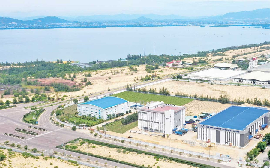 Bidiphars Hightech-Pharmafabrik-Cluster in der Wirtschaftszone Nhon Hoi. Foto: DVCC Cụm nhà máy dược phẩm công nghệ cao của Bidiphar tại Khu kinh tế Nhơn Hội. Ảnh: ĐVCC