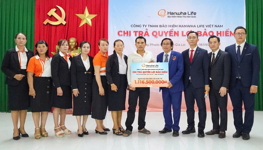 Khoản chi trả bảo hiểm từ Hanwha Life Việt Nam góp phần giúp gia đình khách hàng có thêm điểm tựa tài chính sau biến cố. Khoản chi trả bảo hiểm từ Hanwha Life Việt Nam góp phần giúp gia đình khách hàng có thêm điểm tựa tài chính sau biến cố.