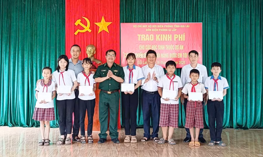 Đồn Biên phòng Ia Lốp trao kinh phí Chương trình “Nâng bước em tới trường” cho các em học sinh xã Ia Mơ.