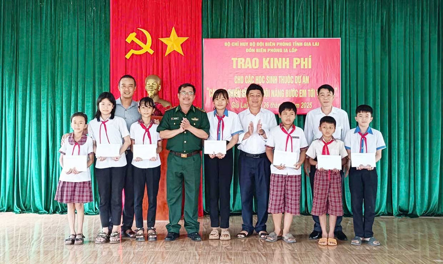 Đồn Biên phòng Ia Lốp trao kinh phí Chương trình “Nâng bước em tới trường” cho các em học sinh xã Ia Mơ. Ảnh: V.H Đồn Biên phòng Ia Lốp trao kinh phí Chương trình “Nâng bước em tới trường” cho các em học sinh xã Ia Mơ.
