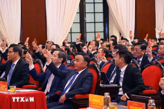 Các đại biểu thông qua Dự thảo Chương trình, Quy chế làm việc, Nội quy của Đại hội. (Ảnh: Văn Điệp/TTXVN)