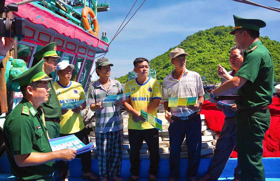 Cán bộ Đồn Biên phòng Cát Khánh tuyên truyền pháp luật về chống khai thác IUU và tặng cờ Tổ quốc cho ngư dân xã Đề Gi. Ảnh: Công Cường Cán bộ Đồn Biên phòng Cát Khánh tuyên truyền pháp luật về chống khai thác IUU và tặng cờ Tổ quốc cho ngư dân xã Đề Gi trước khi xuất bến. Ảnh: Công Cường