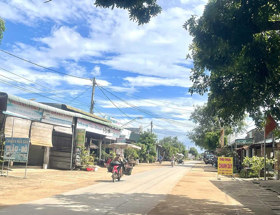 Hạ tầng giao thông ở Ia Lâu được quan tâm đầu tư khang trang, đời sống người dân ngày càng khởi sắc. Ảnh: Phương Dung ia-lau-bg7-1.jpg