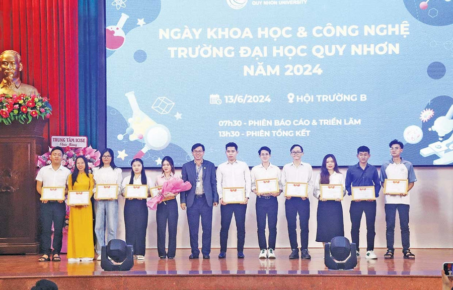 Trường Đại học Quy Nhơn tổ chức nhiều cuộc thi sáng tạo, nghiên cứu, phát huy năng lực sinh viên. Ảnh: Hồ Điểm Trường Đại học Quy Nhơn tổ chức nhiều cuộc thi sáng tạo, nghiên cứu, phát huy năng lực sinh viên. Ảnh: Hồ Điểm