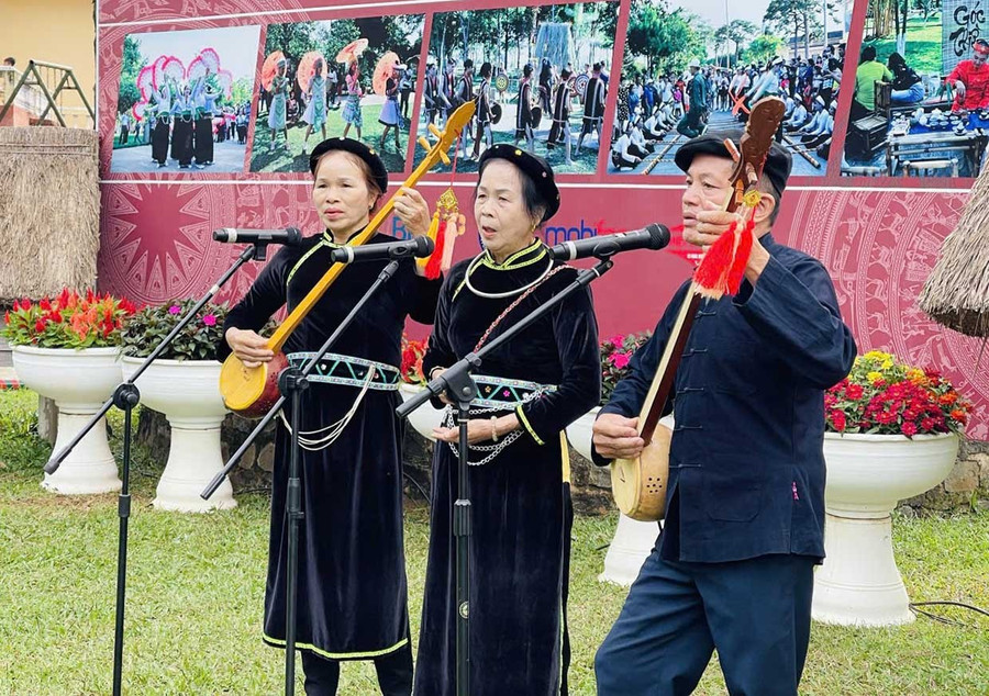Bà Đinh Thị Thiều (giữa) cùng các thành viên CLB “Hát then Bằng lăng tím” tích cực tham gia các hoạt động văn hóa văn nghệ. Ảnh: NVCC van-hoa-van-nghe-them7-2.jpg