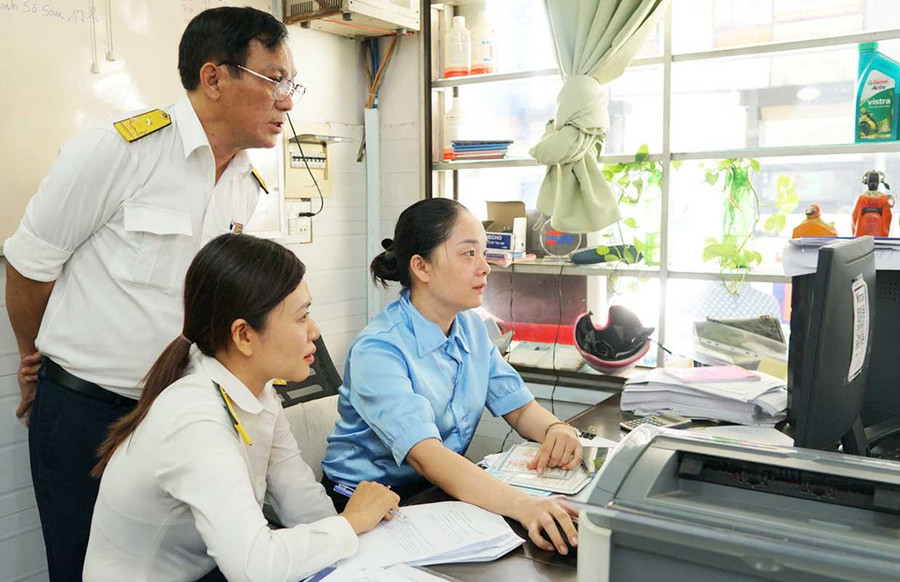 Cơ quan thuế rà soát hóa đơn điện tử trên hệ thống HĐĐT của ngành thuế. Ảnh T.Sỹ Cơ quan thuế rà soát hóa đơn điện tử trên hệ thống HĐĐT của ngành thuế.