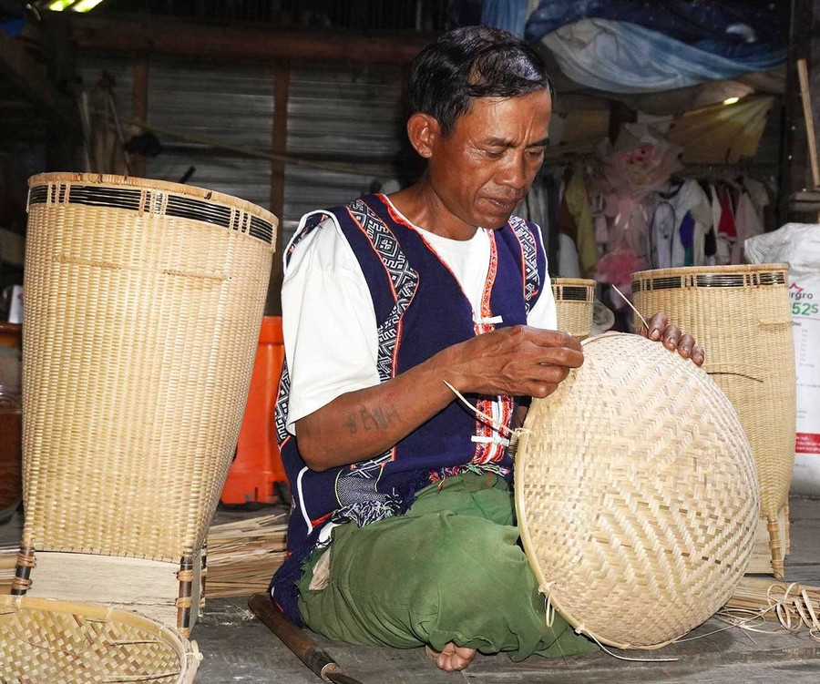 Ông Đinh Benh tranh thủ sau giờ lên rẫy để đan lát. Ảnh: Chu Hằng Ông Đinh Benh tranh thủ sau giờ lên rẫy để đan lát.