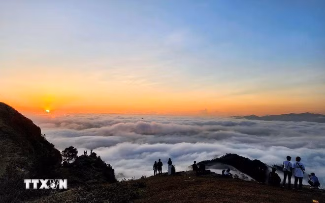 Du khách đến săn mây tại cao nguyên Đồng Cao. (Ảnh: Danh Lam/TTXVN)