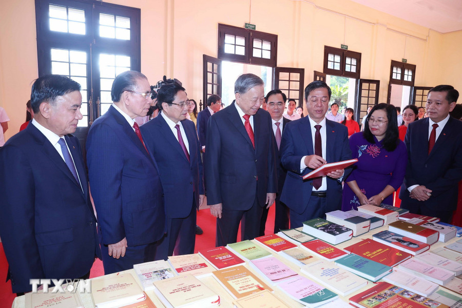 Tổng Bí thư Tô Lâm và các đồng chí lãnh đạo, nguyên lãnh đạo Đảng, Nhà nước xem trưng bày sách tại Đại hội. Ảnh: Thống Nhất/TTXVN Tổng Bí thư Tô Lâm và các đồng chí lãnh đạo, nguyên lãnh đạo Đảng, Nhà nước xem trưng bày sách tại Đại hội. (Ảnh: Thống Nhất/TTXVN)