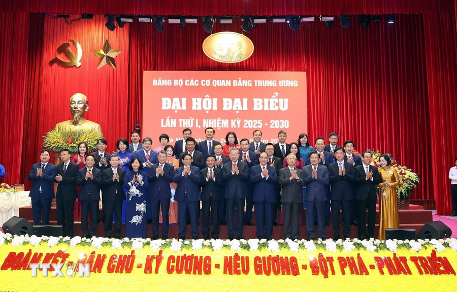 Tổng Bí thư Tô Lâm, các đồng chí lãnh đạo, nguyên lãnh đạo Đảng, Nhà nước và các đại biểu dự Đại hội. Ảnh: Thống Nhất/TTXVN tong-bi-thu-va-cac-dong-chi-lanh-dao-6.jpg