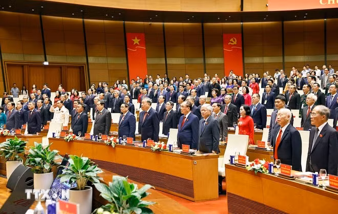 Tổng Bí thư Tô Lâm cùng các lãnh đạo, nguyên lãnh đạo Đảng, Nhà nước và đại biểu thực hiện nghi thức chào cờ. (Ảnh: Doãn Tấn/TTXVN)